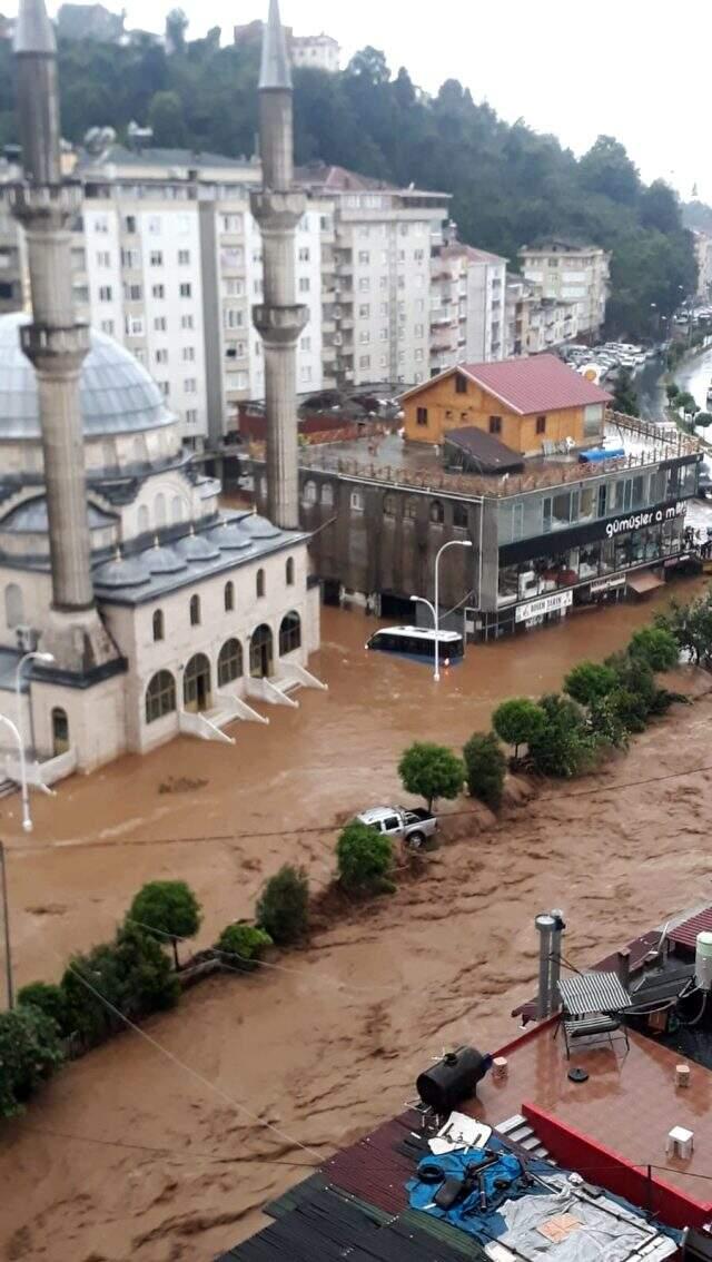 Şiddetli yağış Rize'yi de vurdu! Ağaran Şelalesi böyle taştı