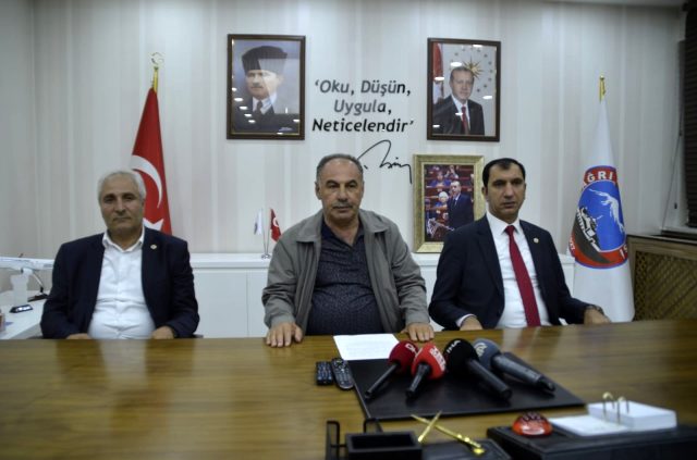 Ağrı'da partilerinden istifa eden 3 belediye başkanı AK Parti'ye geçti