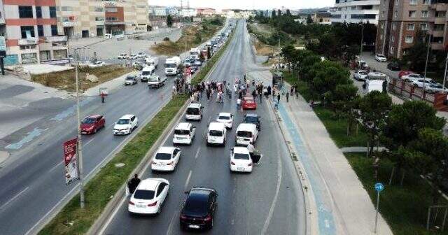 Esenyurt'ta kazayı protesto eden mahalleli TEM bağlantı yolunu trafiğe kapattı Esenyurt'ta kazayı protesto eden mahalleli TEM bağlantı yolunu trafiğe kapattı