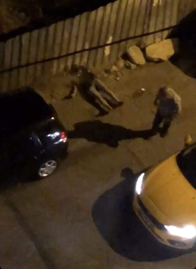 İstanbul'da taksici, alkollü müşterisini yumrukla yere serdi İstanbul'da taksici, alkollü müşterisini yumrukla yere serdi