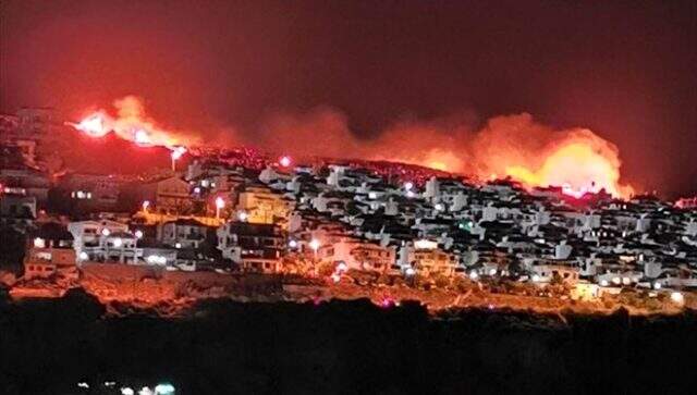 İzmir'de makilik alanda çıkan yangın, yerleşim alanlarına yaklaştı İzmir'de makilik alanda çıkan yangın, yerleşim alanlarına yaklaştı