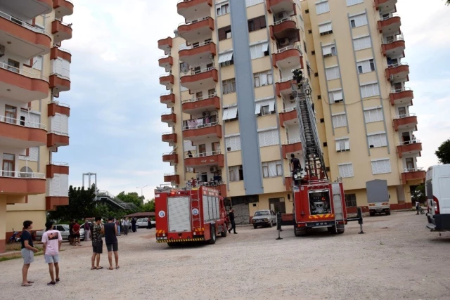 Sinir kriz geçiren kadın, kocasının eşyalarını balkonda yakmak istedi