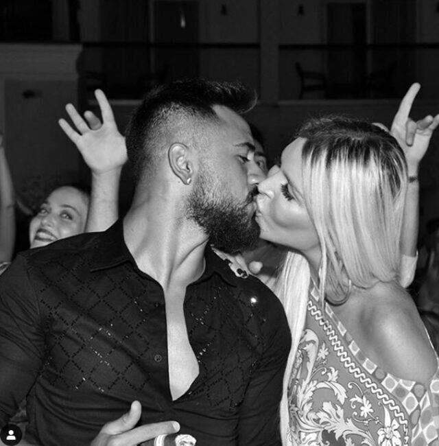 Tatilde aşka gelen Gökhan Çıra, Selin Ciğerci ile öpüşme pozunu paylaştı