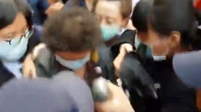 Tayvan Parlamentosu karıştı! Vekiller birbirine girdi