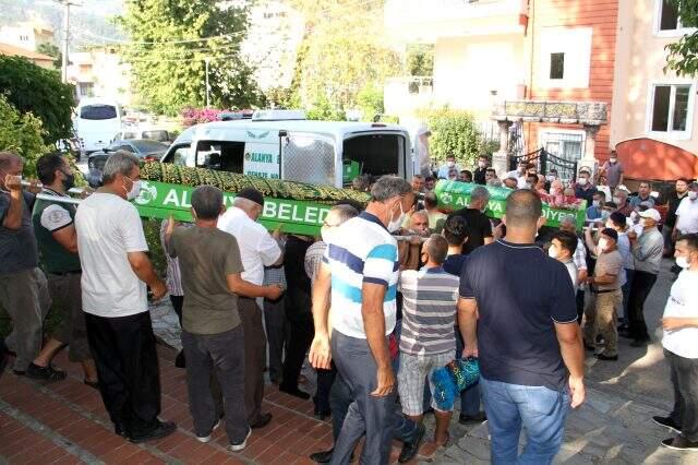 Uçuruma yuvarlanan otomobilde ölen 3 kişi, yan yana toprağa verildi