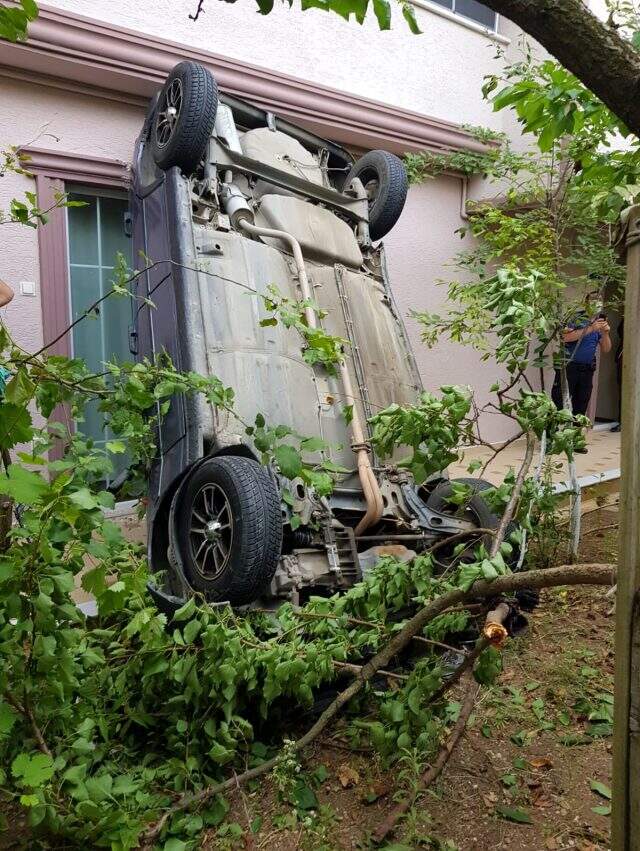 Uyanıp bahçesine çıkan vatandaş, şaha kalkmış otomobili görünce hayatının şokunu yaşadı Uyanıp bahçesine çıkan vatandaş, şaha kalkmış otomobili görünce hayatının şokunu yaşadı