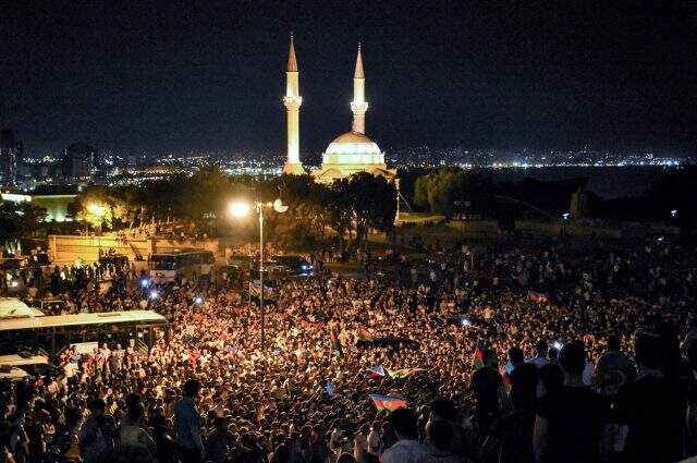 Azerbaycan'da halk seferberlik talebiyle Milli Meclisin önünde toplandı: Başkomutan silah ver bize Azerbaycan'da halk seferberlik talebiyle Milli Meclisin önünde toplandı: Başkomutan silah ver bize
