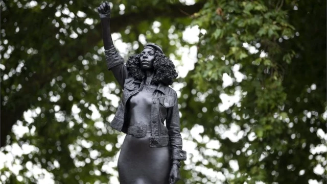 Edward Colston: Köle tacirinin heykelinin yerine protestocunun heykeli dikildi