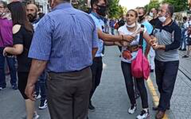 Eski kocasının yeni eşine saldırdı! Sokak ortasında saç saça baş başa kavga Eski kocasının yeni eşine saldırdı! Sokak ortasında saç saça baş başa kavga