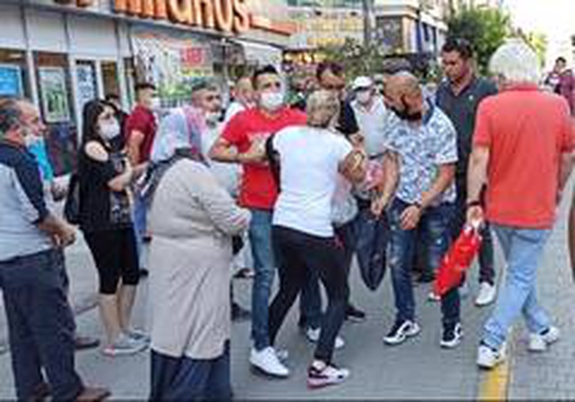 Eski kocasının yeni eşine saldırdı! Sokak ortasında saç saça baş başa kavga Eski kocasının yeni eşine saldırdı! Sokak ortasında saç saça baş başa kavga