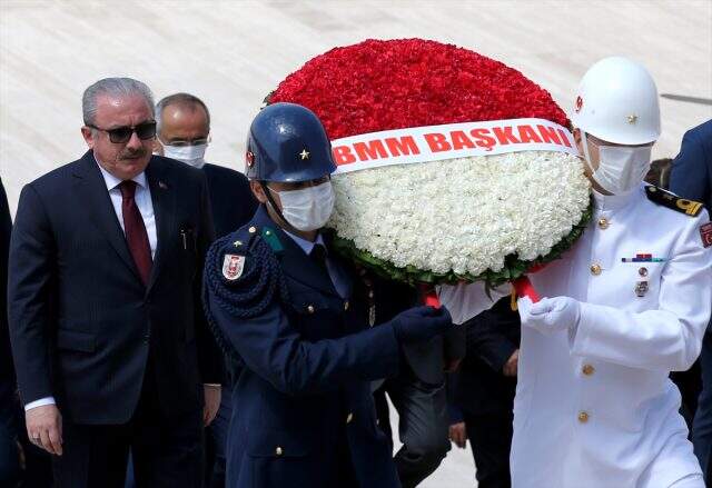 TBMM Başkanı Şentop ve yeni Başkanlık Divanı üyeleri Anıtkabir'de TBMM Başkanı Şentop ve yeni Başkanlık Divanı üyeleri Anıtkabir'de
