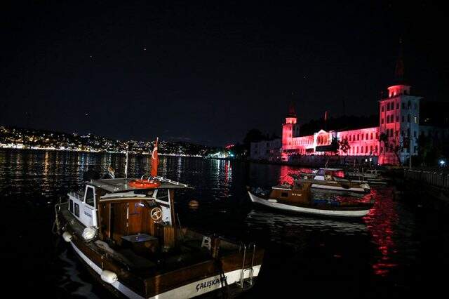 Türkiye'de ilk kez 200 İHA ile '15 Temmuz temalı ışık gösterisi' gerçekleştirildi Türkiye'de ilk kez 200 İHA ile '15 Temmuz temalı ışık gösterisi' gerçekleştirildi