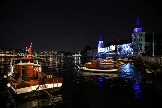 Türkiye'de ilk kez 200 İHA ile '15 Temmuz temalı ışık gösterisi' gerçekleştirildi Türkiye'de ilk kez 200 İHA ile '15 Temmuz temalı ışık gösterisi' gerçekleştirildi