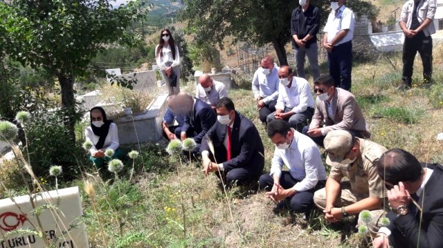 AK Partili ilçe başkanı, şehit mezarı ziyaretinde çekilen fotoğrafta CHP'li başkanın yüzünü buzladı