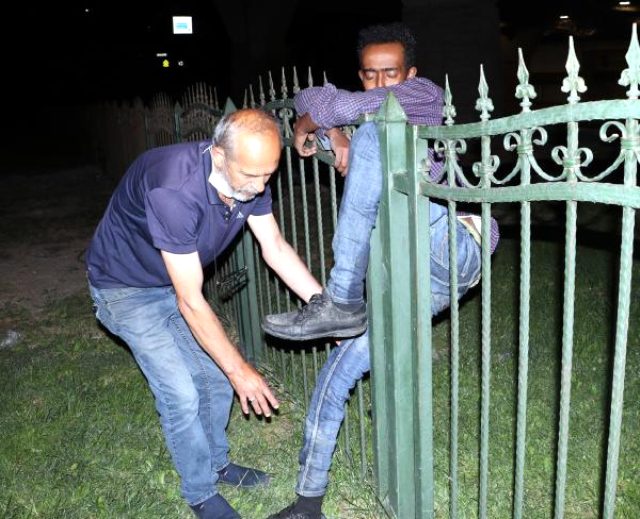 Ankara'da Somali uyruklu bir kişi caddenin karşısına geçmek isterken parmaklıklara sıkıştı, arkadaşı onu orada bıraktı