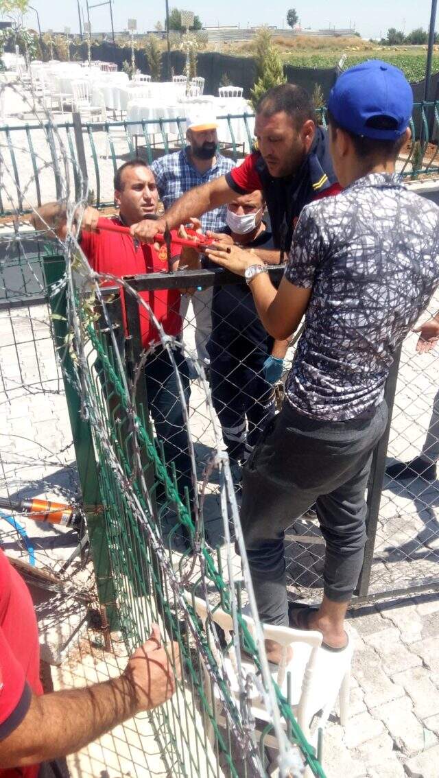 Demir korkuluk eline ok gibi saplanan genç kurtarıldı Demir korkuluk eline ok gibi saplanan genç kurtarıldı