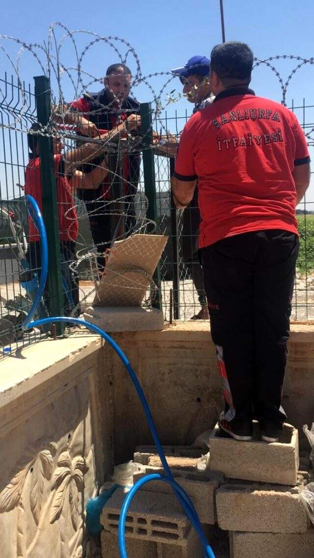 Demir korkuluk eline ok gibi saplandı Demir korkuluk eline ok gibi saplandı