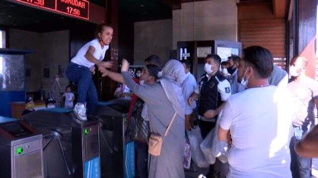 EMİNÖNÜ İSKELESİ'NDE KADINDAN KADINA UÇAN TEKME EMİNÖNÜ İSKELESİ'NDE KADINDAN KADINA UÇAN TEKME