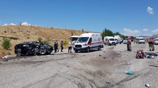 Tunceli'de yolcu midibüsü ile cip çarpıştı: 1 ölü, 17 yaralı
