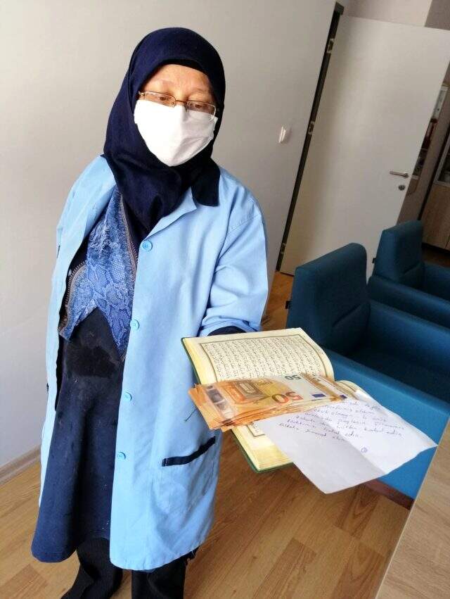 Koronavirüs karantinası için yurtta kalan vatandaşın bıraktığı 400 euro aylar sonra ortaya çıktı Koronavirüs karantinası için yurtta kalan vatandaşın bıraktığı 400 euro aylar sonra ortaya çıktı