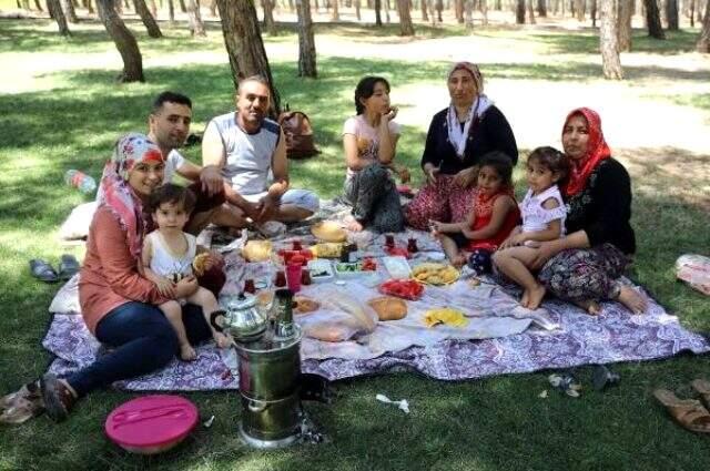 Bakan Koca'nın vaka sayısındaki artışa dikkat çektiği Gaziantep'te mesire alanları dolup taştı