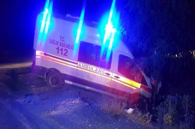 Hasta ihbarına giden ambulansa kamyonet çarptı: 5 kişi yaralandı