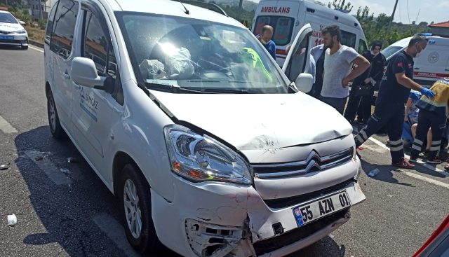 Samsun'da otomobil ile hafif ticari araç çarpıştı: 8 yaralı