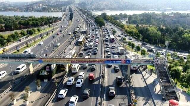 Haliç Köprüsü'nde başlayan bakım onarım çalışması nedeniyle haftanın ilk iş gününde trafik kilitlendi