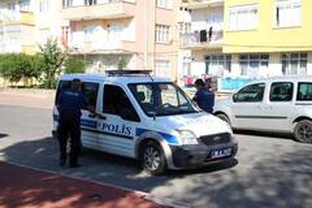 Bıçaklanan bir kişi, çarşafa sarılarak parka bırakıldı Bıçaklanan bir kişi, çarşafa sarılarak parka bırakıldı