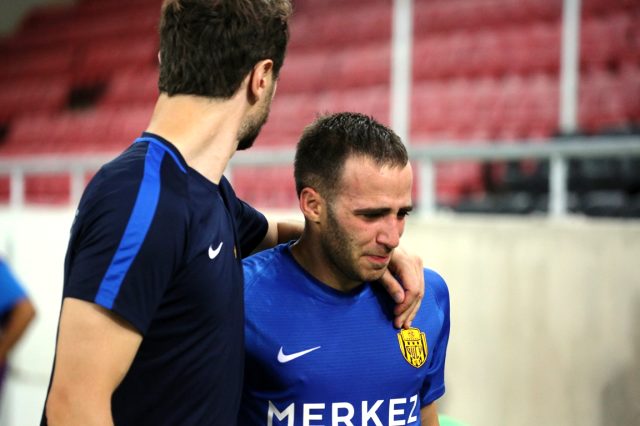 Süper Lig'e veda eden Ankaragücü futbolcuları gözyaşlarını tutamadı