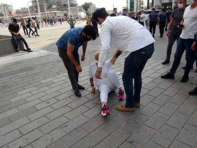 Taksim'de 2 erkek bir kadını tekme tokat darp etti Taksim'de 2 erkek bir kadını tekme tokat darp etti
