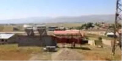 Elektrik faturalarından kurtulmak için evinin bahçesine güneş panelleri kurdu