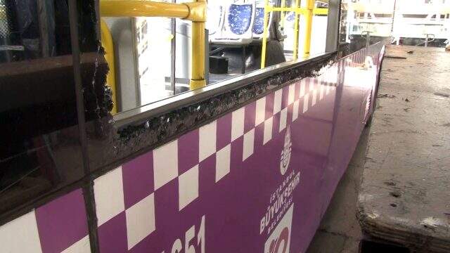 Halk otobüsün camları sinirden gözü dönen kadın tarafından kırıldı