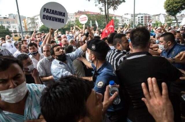 Protestoda olaylar çığırından çıktı! Pazarcı esnafı belediye binasını yumurta yağmuruna tuttular