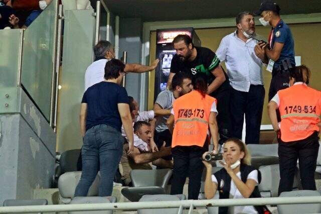 TFF 2. Lig play-off maçının protokol tribününde yumruklar havada uçuştu