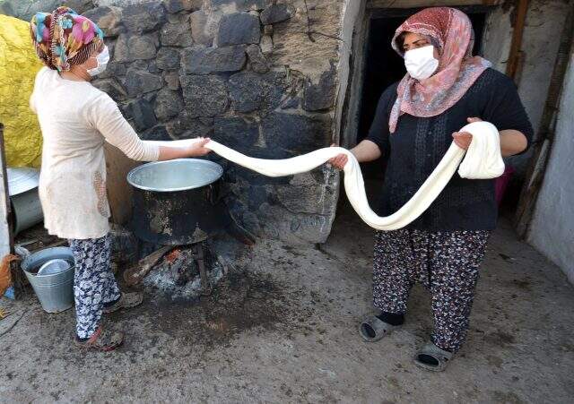 Asırlık lezzet çeçil peyniri için kazanlar imece usulü yakılıyor Asırlık lezzet çeçil peyniri için kazanlar imece usulü yakılıyor