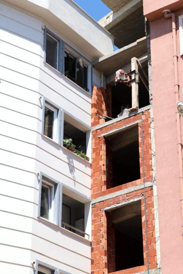 Çanakkale'de yandaki inşaat penceresine dayanan ev sahibi isyan etti