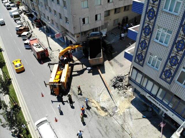 İstanbul'da hafriyat kamyonu 3 aracı altına alıp duvara çarptıktan sonra durabildi İstanbul'da hafriyat kamyonu 3 aracı altına alıp duvara çarptıktan sonra durabildi