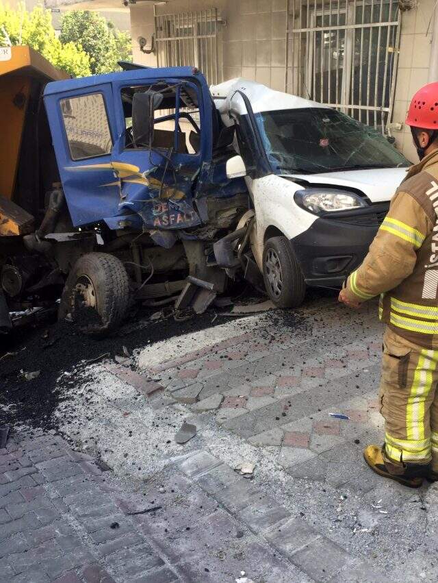 İstanbul'da hafriyat kamyonu 3 aracı altına alıp duvara çarptıktan sonra durabildi İstanbul'da hafriyat kamyonu 3 aracı altına alıp duvara çarptıktan sonra durabildi