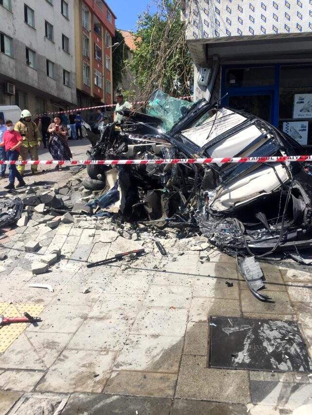 İstanbul'da hafriyat kamyonu 3 aracı altına alıp duvara çarptıktan sonra durabildi İstanbul'da hafriyat kamyonu 3 aracı altına alıp duvara çarptıktan sonra durabildi