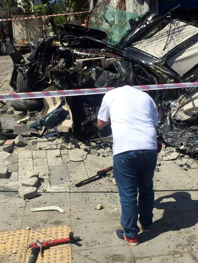 İstanbul'da hafriyat kamyonu 3 aracı altına alıp duvara çarptıktan sonra durabildi İstanbul'da hafriyat kamyonu 3 aracı altına alıp duvara çarptıktan sonra durabildi