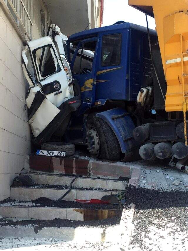 İstanbul'da hafriyat kamyonu 3 aracı altına alıp duvara çarptıktan sonra durabildi İstanbul'da hafriyat kamyonu 3 aracı altına alıp duvara çarptıktan sonra durabildi