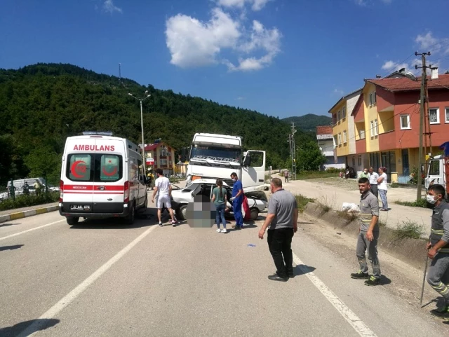 Kastamonu'da tır ile otomobilin çarpışması sonucu 3 kişi hayatını kaybetti