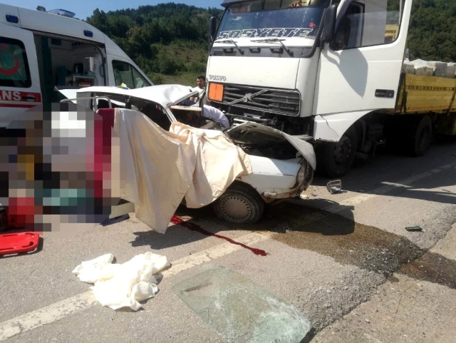 Kastamonu'da tır ile otomobilin çarpışması sonucu 3 kişi hayatını kaybetti