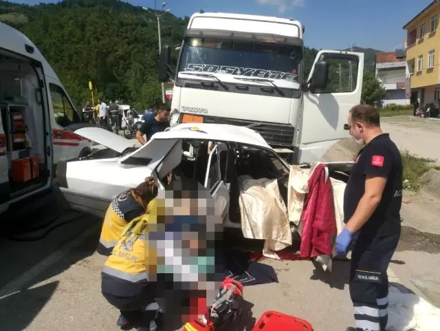 Kastamonu'da tır ile otomobilin çarpışması sonucu 3 kişi hayatını kaybetti