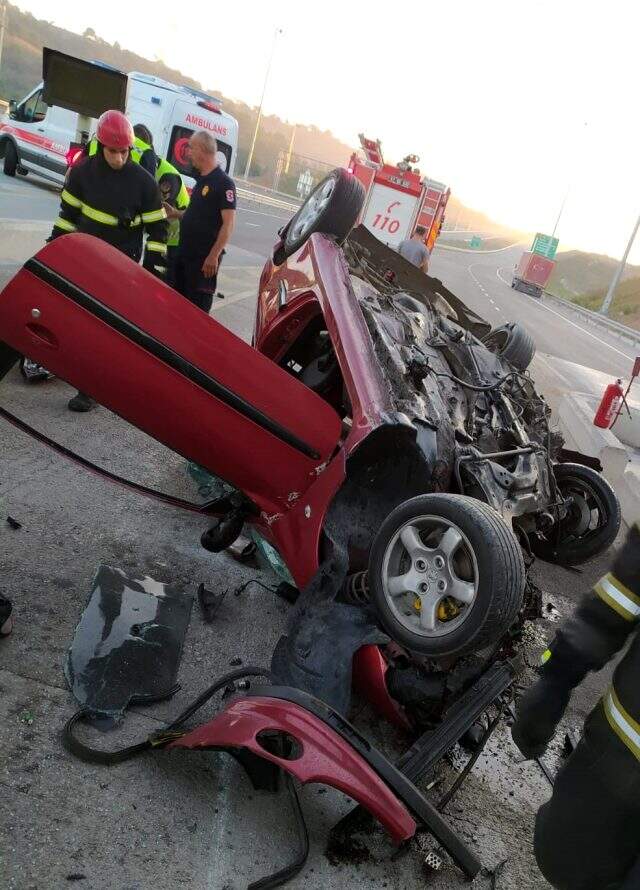 Otomobille gişelere çarpan uzman çavuş hayatını kaybetti Otomobille gişelere çarpan uzman çavuş hayatını kaybetti