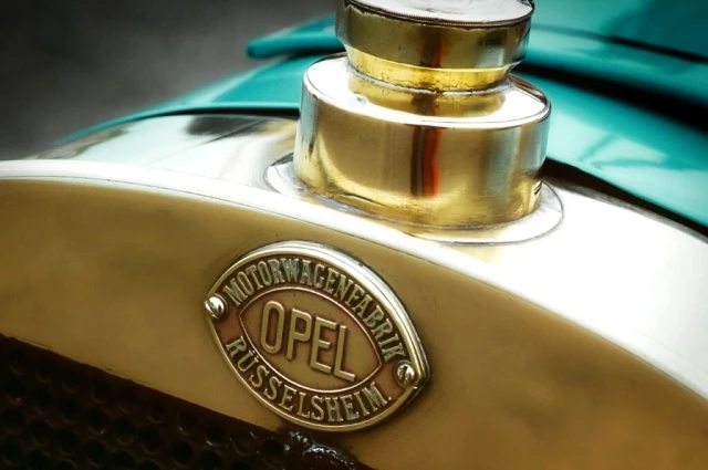 Zaman tünelinde Opel Logosu!