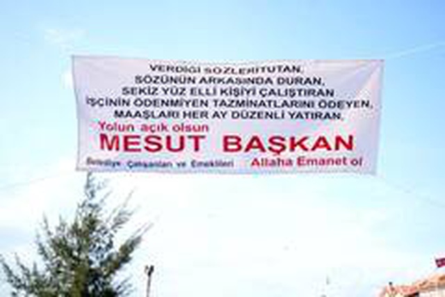 Maaşlarını düzenli almaya başlayan işçiler başkana pankartla teşekkür etti Maaşlarını düzenli almaya başlayan işçiler başkana pankartla teşekkür etti