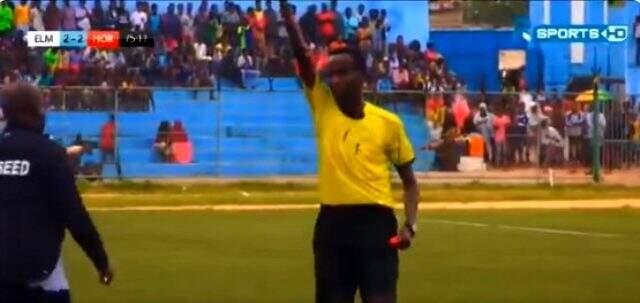 Somali'de oynanan maçta kırmızı kart gören teknik direktör, sinirlenip maçın hakemine saldırdı Somali'de oynanan maçta kırmızı kart gören teknik direktör, sinirlenip maçın hakemine saldırdı