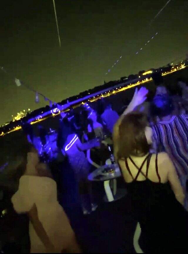 Sorumsuzluk pes dedirtti! Yat tutup boğazda eğlendiler Sorumsuzluk pes dedirtti! Yat tutup boğazda eğlendiler